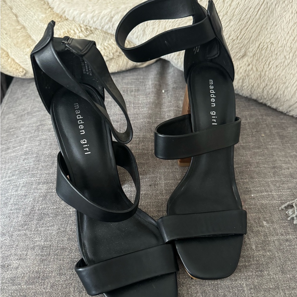 NWOT madden Girl strappy heel